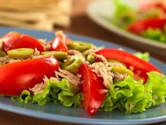 Tuno salotos su pomidorais ir alyvuogėm