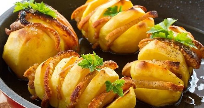 Orkaitėje keptos bulvės su šonine